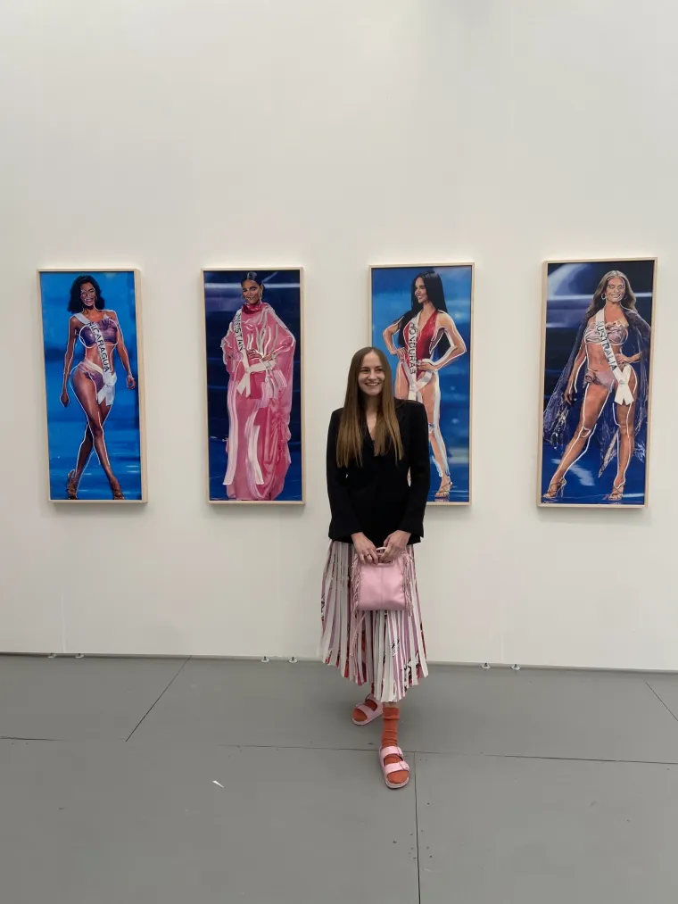 Gretchen Andrew predstavlja radove koji istražuju napetost između stvarnog i algoritamskog lica