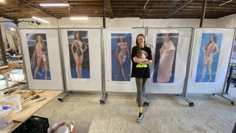 Gretchen Andrew predstavlja radove koji istražuju napetost između stvarnog i algoritamskog lica