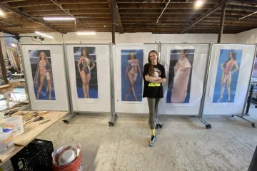 Gretchen Andrew predstavlja radove koji istražuju napetost između stvarnog i algoritamskog lica