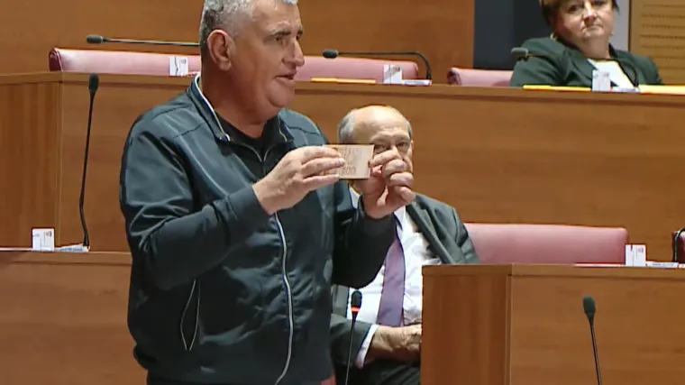 Oporba bombardira Plenkovića, Miro Bulj izveo show pa izvadio kune: 'Ukinuli ste nacionalni simbol'