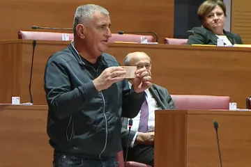 Oporba bombardira Plenkovića, Miro Bulj izveo show pa izvadio kune: 'Ukinuli ste nacionalni simbol'