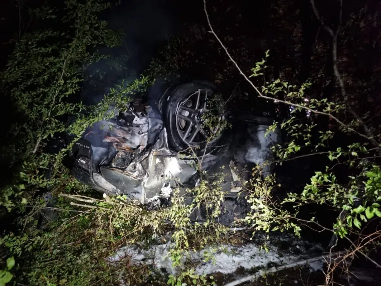 Auto se kotrljao po šumi na Krku, završio na krovu pa se zapalio: Mladi vozač (22) preživio!