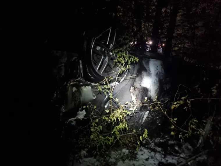 Auto se kotrljao po šumi na Krku, završio na krovu pa se zapalio: Mladi vozač (22) preživio!