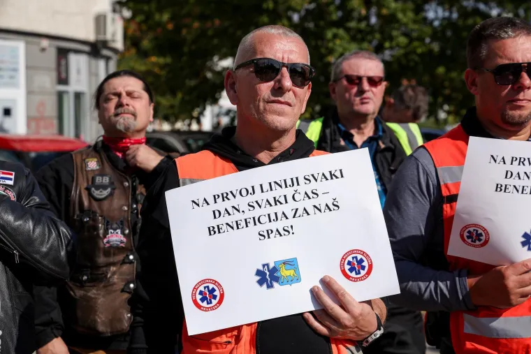 Djelatnici Hitne pred Vladom, traže beneficirani staž: 'Susrećemo ono što ne možete ni zamisliti'