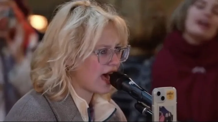 Na cesti izvela zabranjenu pjesmu: Uhitili je i odmah osudili na zatvorsku kaznu!