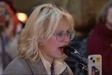 Na cesti izvela zabranjenu pjesmu: Uhitili je i odmah osudili na zatvorsku kaznu!