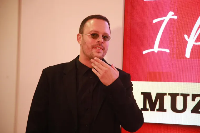 Što će Keba reći na novu snajku? Igor Kojić na tatin koncert došao s atraktivnom brinetom