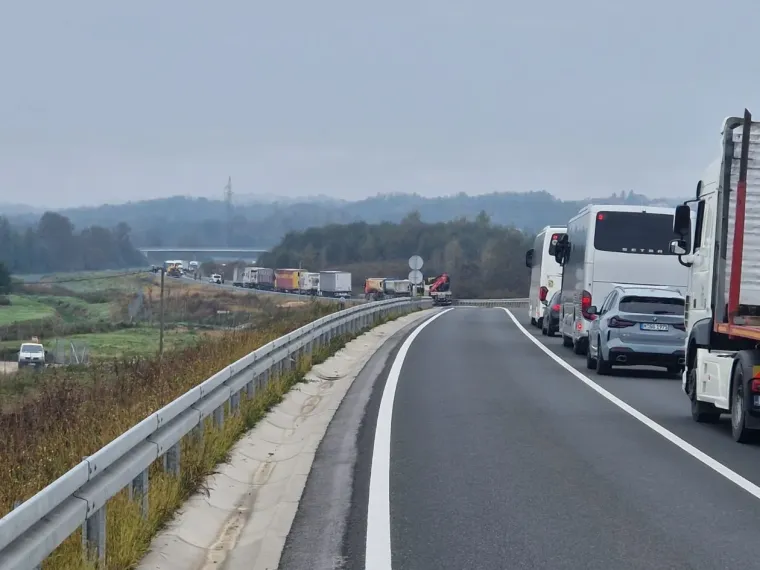 Detalji kaosa kod Karlovca: Vozač zaspao pa udario u bus koji je vozio njegov rođak