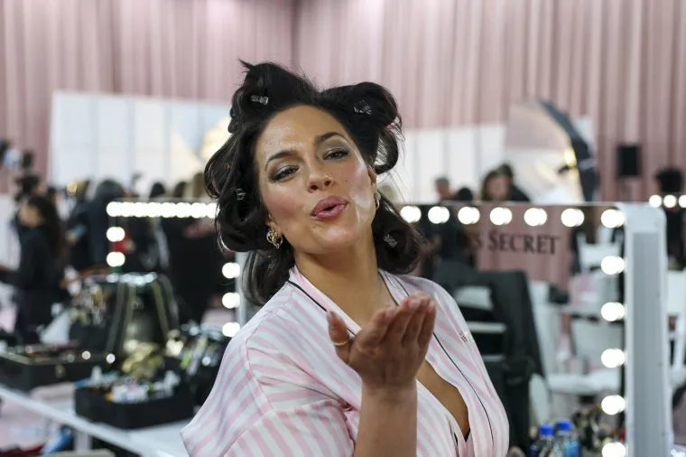 Ashley Graham opet je zablistala na Victoria&rsquo;s Secret reviji, a progla&scaron;ena je najseksi ženom