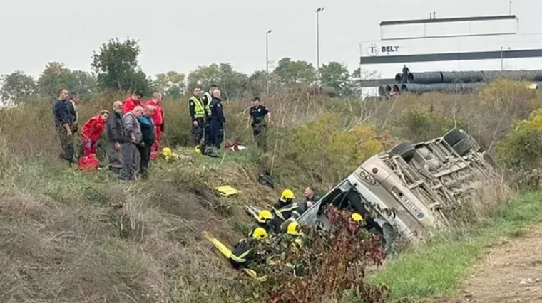 Potresne scene prevrnutog autobusa: Troje poginulih, deseci radnika ozlijeđeni u strašnoj nesreći