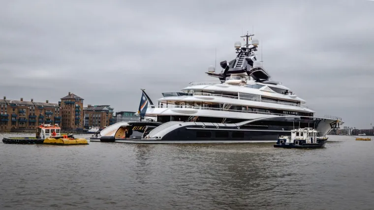 Mještani u šoku: Milijarder usidrio jahtu pored poznate londonske znamenitosti!