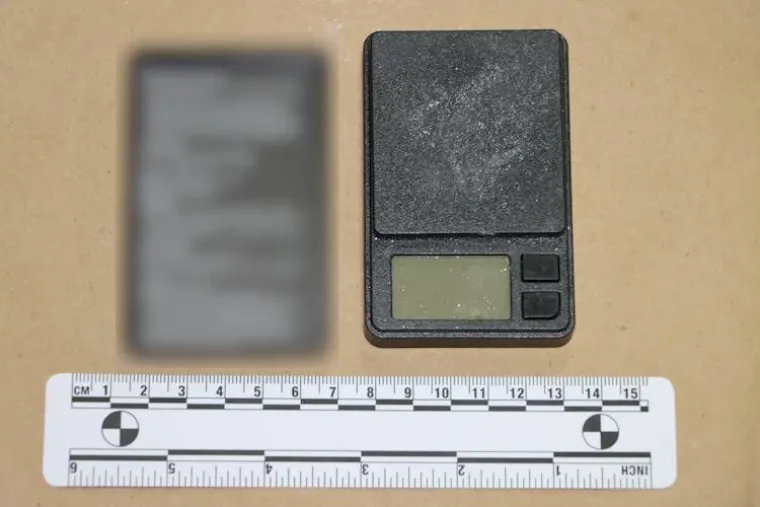 Od mirovine se očito ne može živjeti... Pogledajte što je sve policija pronašla kod dede dilera (75)