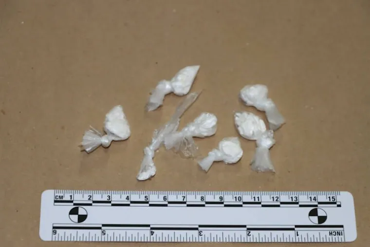 Od mirovine se očito ne može živjeti... Pogledajte što je sve policija pronašla kod dede dilera (75)