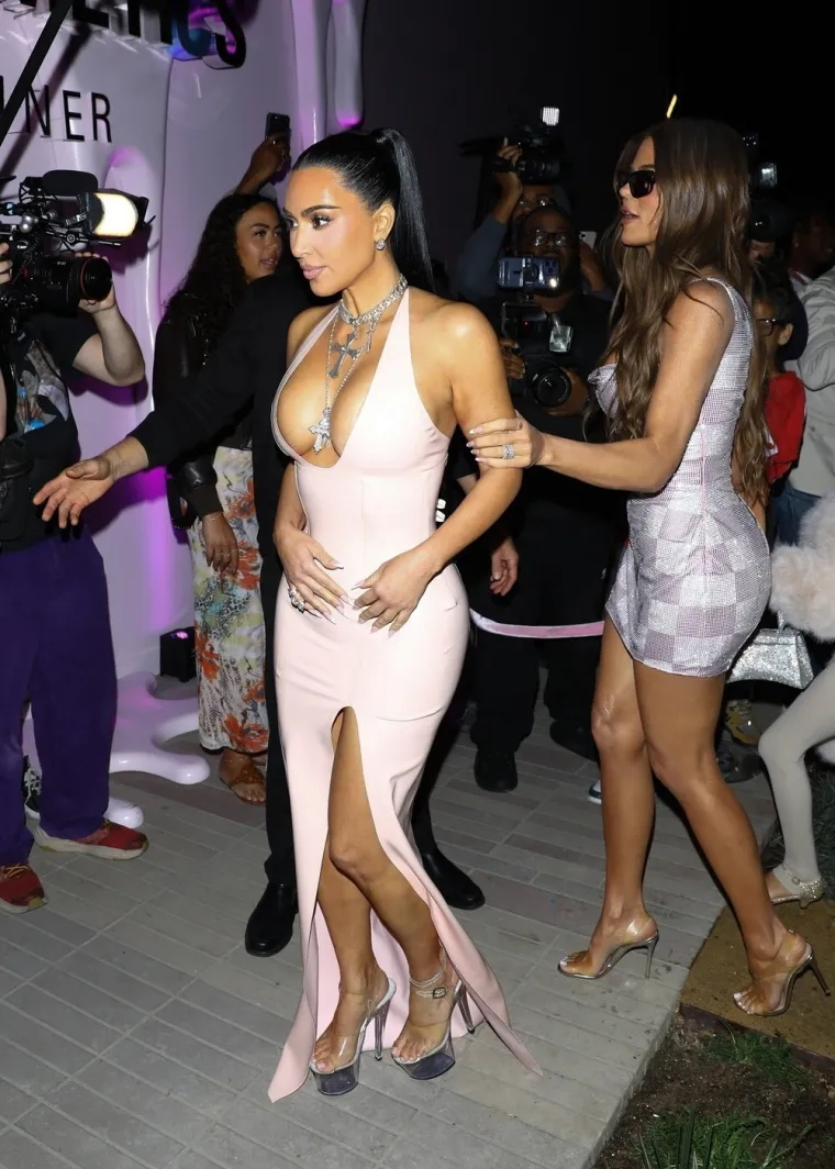 Kim Kardashian izazvala kaos na društvenim mrežama: 'Ovaj dekolte je doslovno eksplozija'