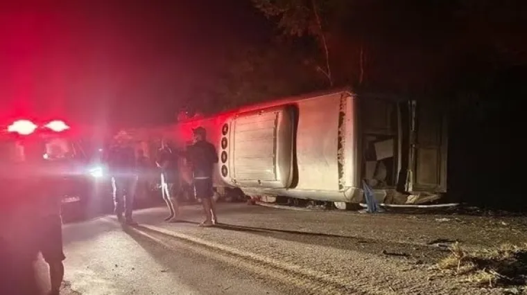 Autobus udario u nasip i prevrnuo se, najmanje 15 mrtvih: 'Putnici su ispadali iz vozila'