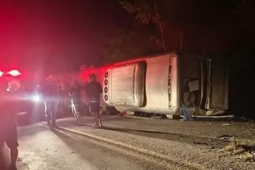 Autobus udario u nasip i prevrnuo se, najmanje 15 mrtvih: 'Putnici su ispadali iz vozila'