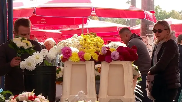 Počele pripreme za blagdan Svih svetih: Ovo su cijene aranžmana u cvjećarnici kod Mirogoja