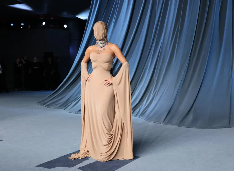 Znate li tko je osoba na fotografiji? Pojavila se na gala večeri i ostavila sve bez teksta