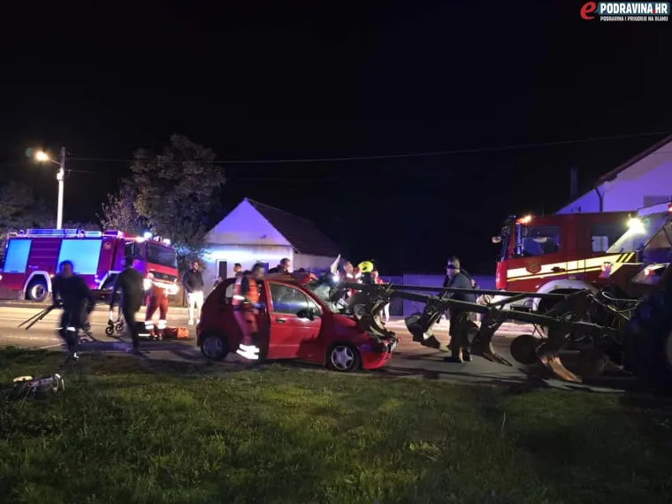 Teško ozlijeđen: S 1,68 promila zabio se u traktor, plug probio šajbu i potpuno zgnječio auto