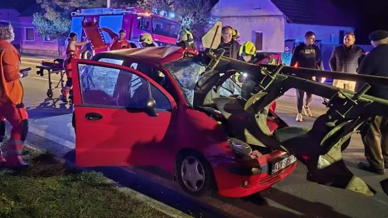 Teško ozlijeđen: S 1,68 promila zabio se u traktor, plug probio šajbu i potpuno zgnječio auto