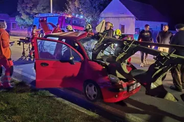 Teško ozlijeđen: S 1,68 promila zabio se u traktor, plug probio šajbu i potpuno zgnječio auto