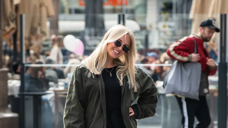 Dama u čipkastim hulahopkama zaustavila vrijeme na špici: Svi su gledali u njene duge noge