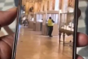 Lopova iz Louvrea uhvatila kamera, pogledajte snimku: Objavljeno što je točno ukradeno