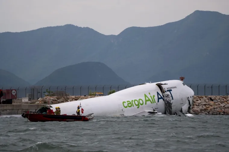 Teretni zrakoplov otklizao s piste u Hong Kongu: Dvije osobe poginule