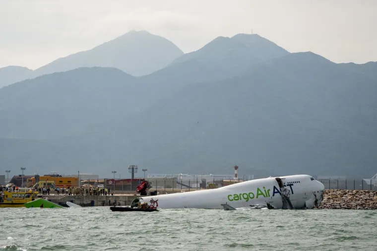 Teretni zrakoplov otklizao s piste u Hong Kongu: Dvije osobe poginule