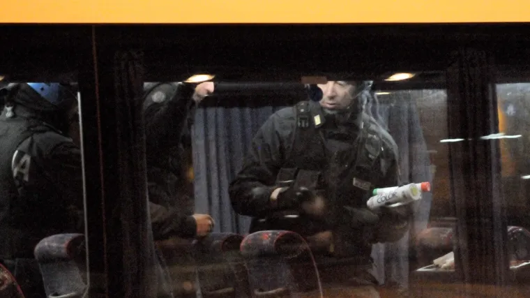 Potpuni horor: Navijači kamenovali autobus i ubili vozača! Detalji šokirali svijet