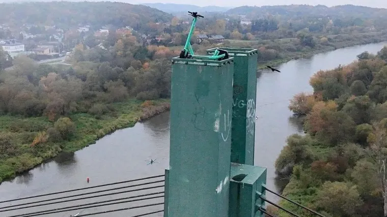 Nevjerojatna scena: Netko je parkirao skuter na vrhu mosta, na visini od 40 metara!