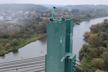 Nevjerojatna scena: Netko je parkirao skuter na vrhu mosta, na visini od 40 metara!