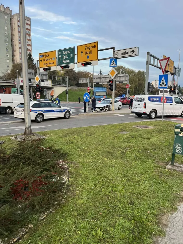 Krš i lom na raskrižju: Sudar dva automobila, hitne službe dojurile na teren