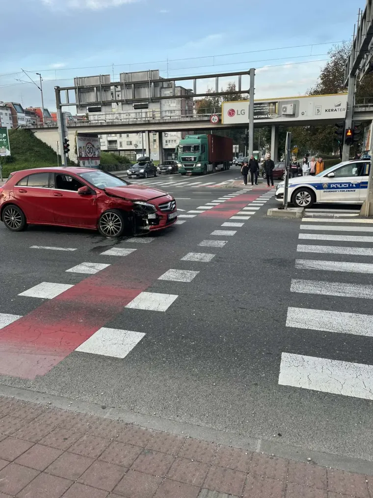 Krš i lom na raskrižju: Sudar dva automobila, hitne službe dojurile na teren