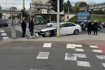 Krš i lom na raskrižju: Sudar dva automobila, hitne službe dojurile na teren