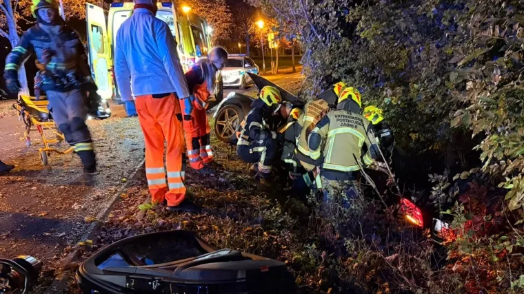 Pijani vozač (24) Porschea frontalno se zabio u Mercedes: Dvoje ljudi teško ozlijeđeno