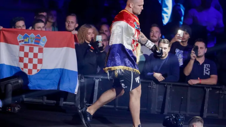 Plazibat i Rigters prvi put oči u oči! Hrvatski te&scaron;ka&scaron; nije ni trepnuo...