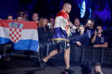 Plazibat i Rigters prvi put oči u oči! Hrvatski teškaš nije ni trepnuo...