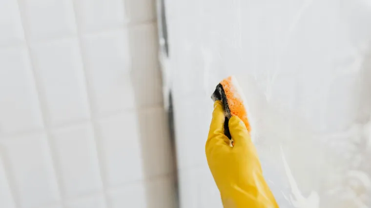 Trik hotelskih čistačica: Brzo i lako se riješite kamenca s tuš kabine