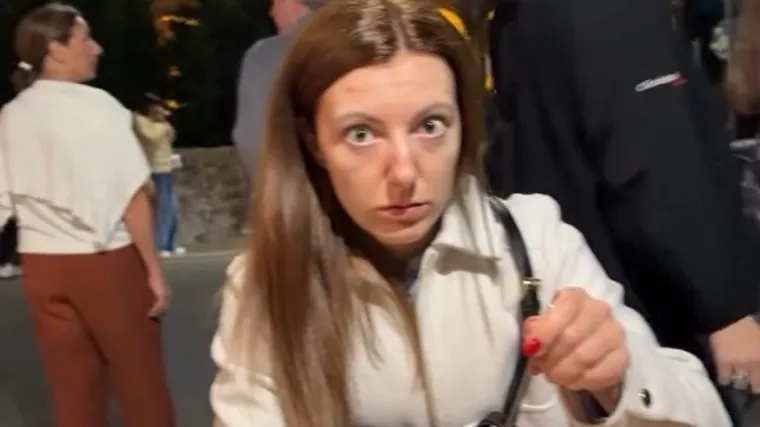 Zanijemjela je kad je vidjela tko je promatra u restoranu, a i vama bi zasigurno prisjelo