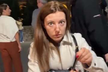 Zanijemjela je kad je vidjela tko je promatra u restoranu, a i vama bi zasigurno prisjelo