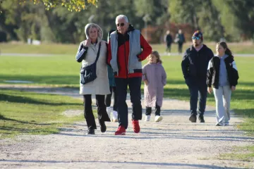 Vedra atmosfera uz Dravu: Pogledajte tko je sve uživao u šetnji Marinom Prelog