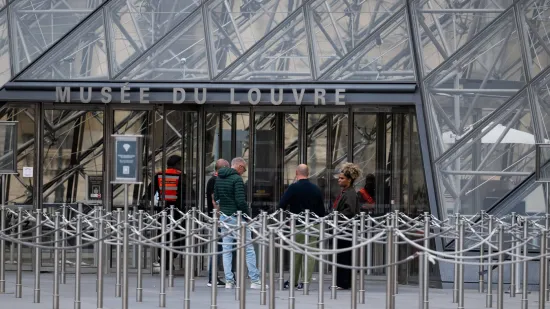 Nastavak potrage za lopovima i draguljima iz Louvre: Sumnja se na strance profesionalce