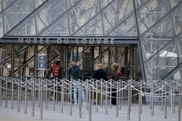 Nastavak potrage za lopovima i draguljima iz Louvre: Sumnja se na strance profesionalce