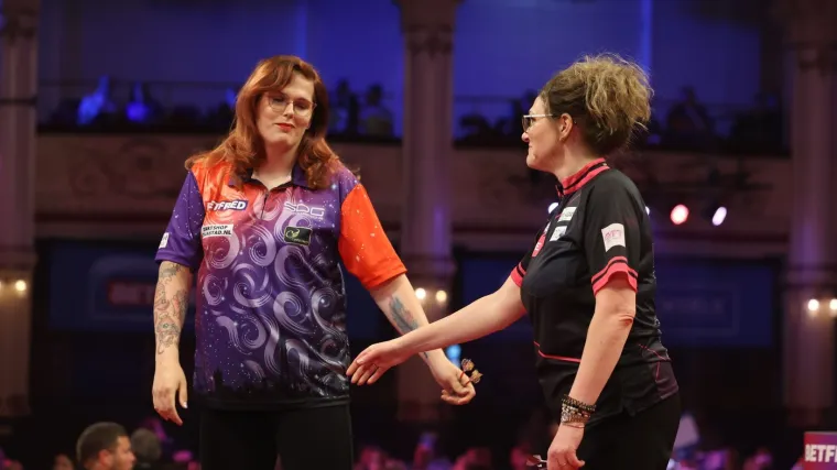 Igračica pikada povukla se s jakog turnira, sve zbog transrodne osobe