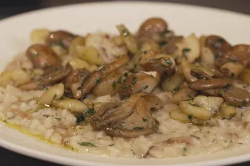 Aromatična kombinacija sezonskih sastojaka: Recept za rižoto s gljivama i kestenima