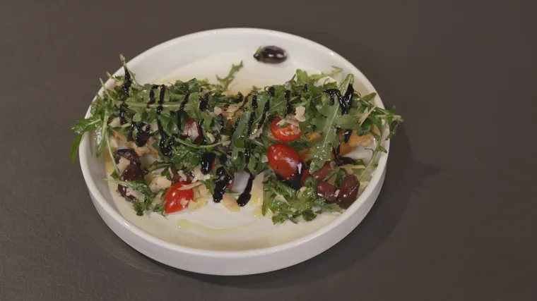 Gosti će biti oduševljeni: Recept za focacciu sa sirom, pestom i salatom od rikule