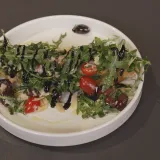 Gosti će biti oduševljeni: Recept za focacciu sa sirom, pestom i salatom od rikule