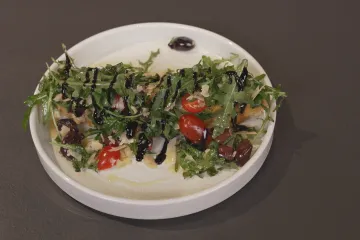 Gosti će biti oduševljeni: Recept za focacciu sa sirom, pestom i salatom od rikule