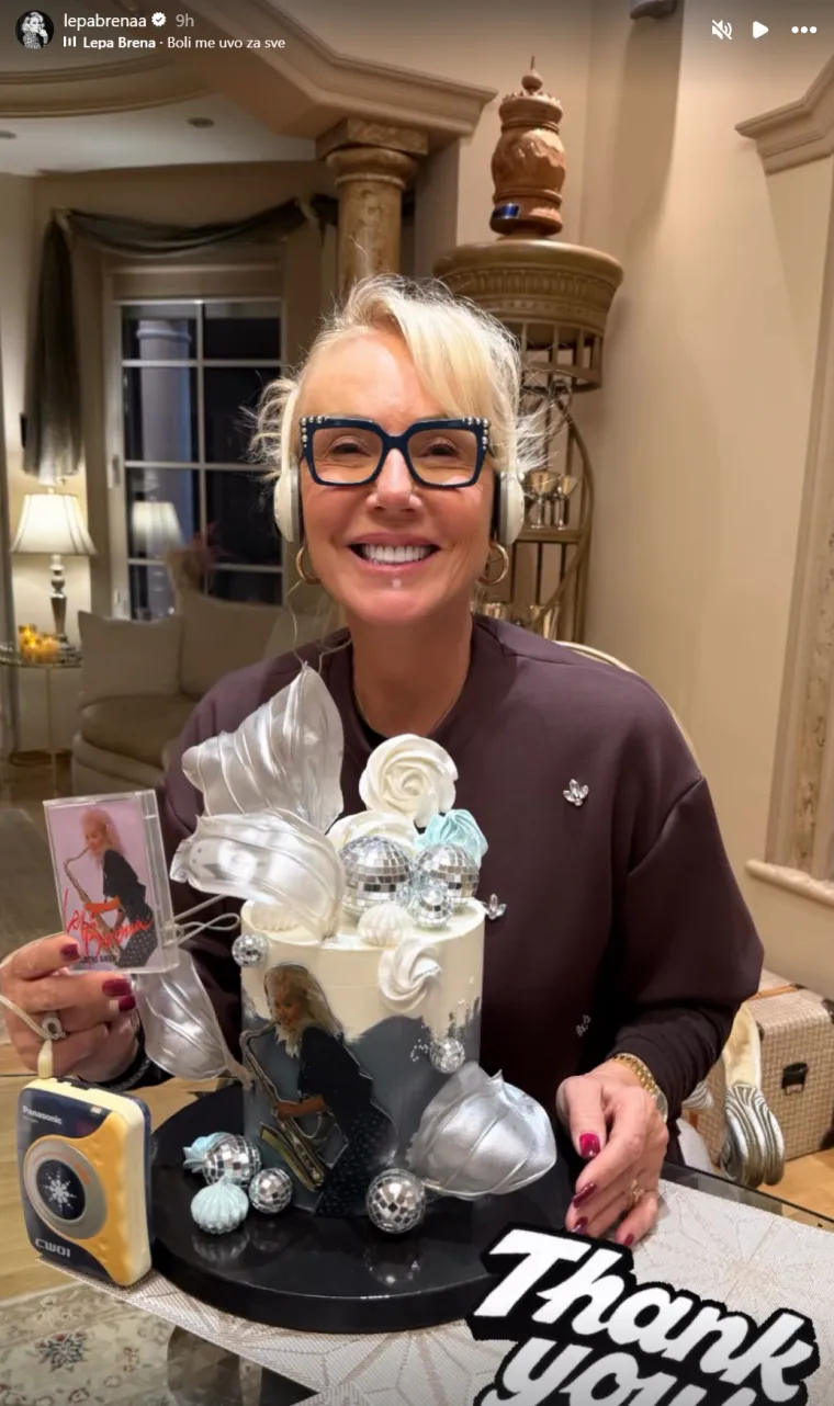 Lepa Brena proslavila 65. rođendan bez šminke uz zanimljivu tortu: 'Hvala svima'